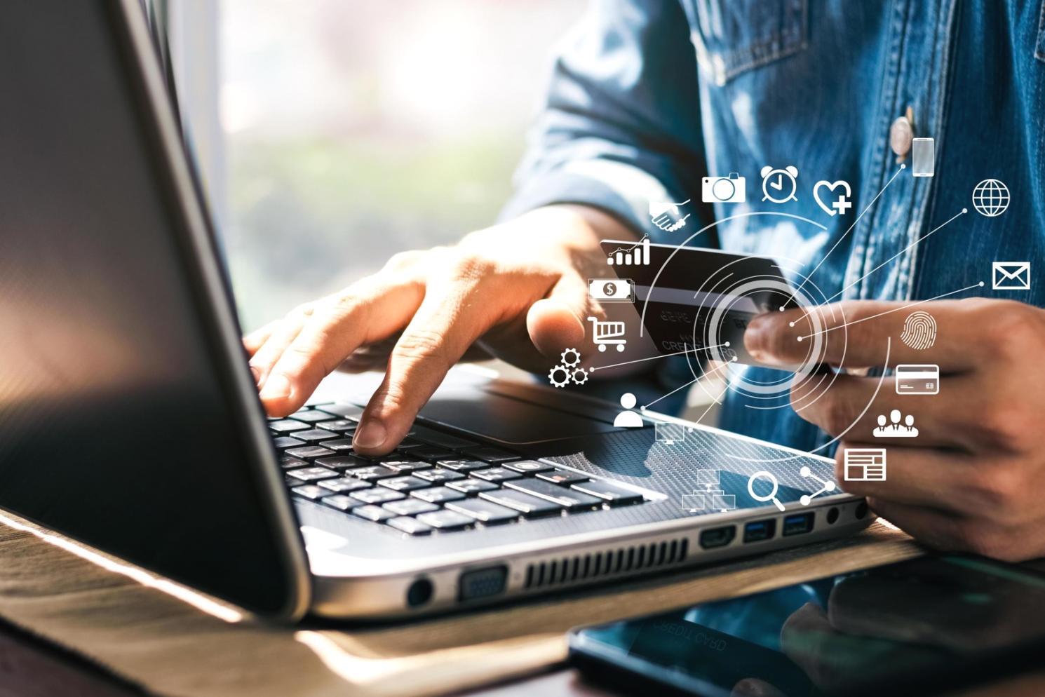 Workshop-Teilnehmer arbeiten an individuellen Mobile-Optimierungsprojekten mit persönlicher Betreuung